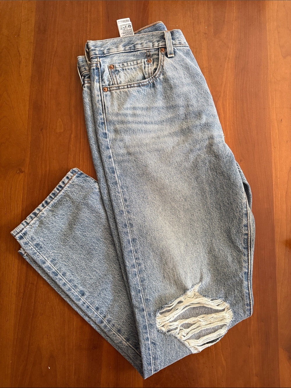 Levi's Light Blue Straight Men’s Jeans with Distressed Knee